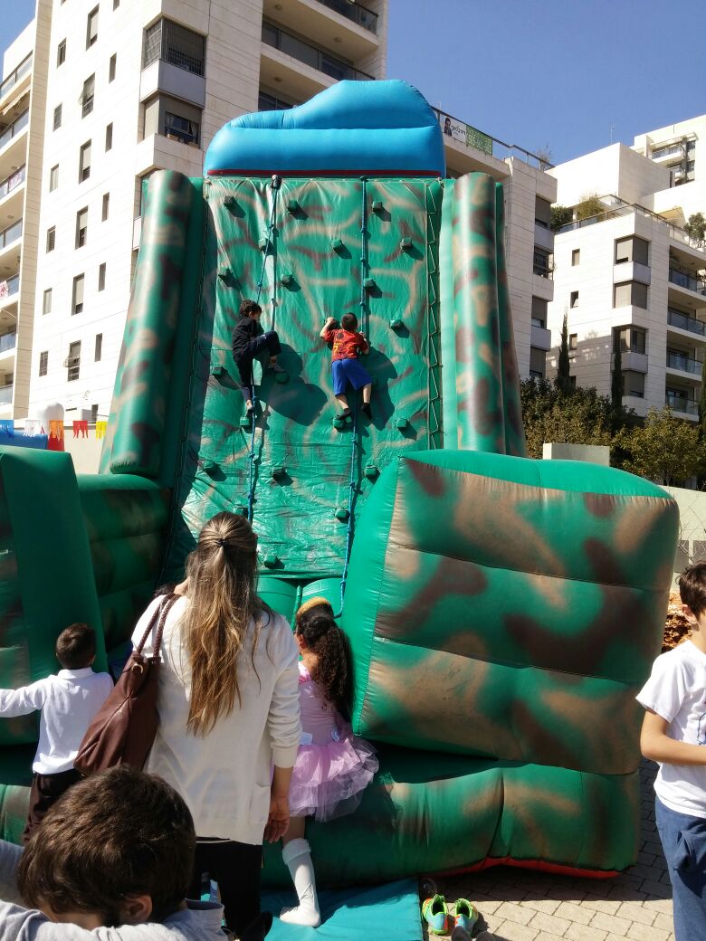 Read more about the article קיר טיפוס מתנפח​