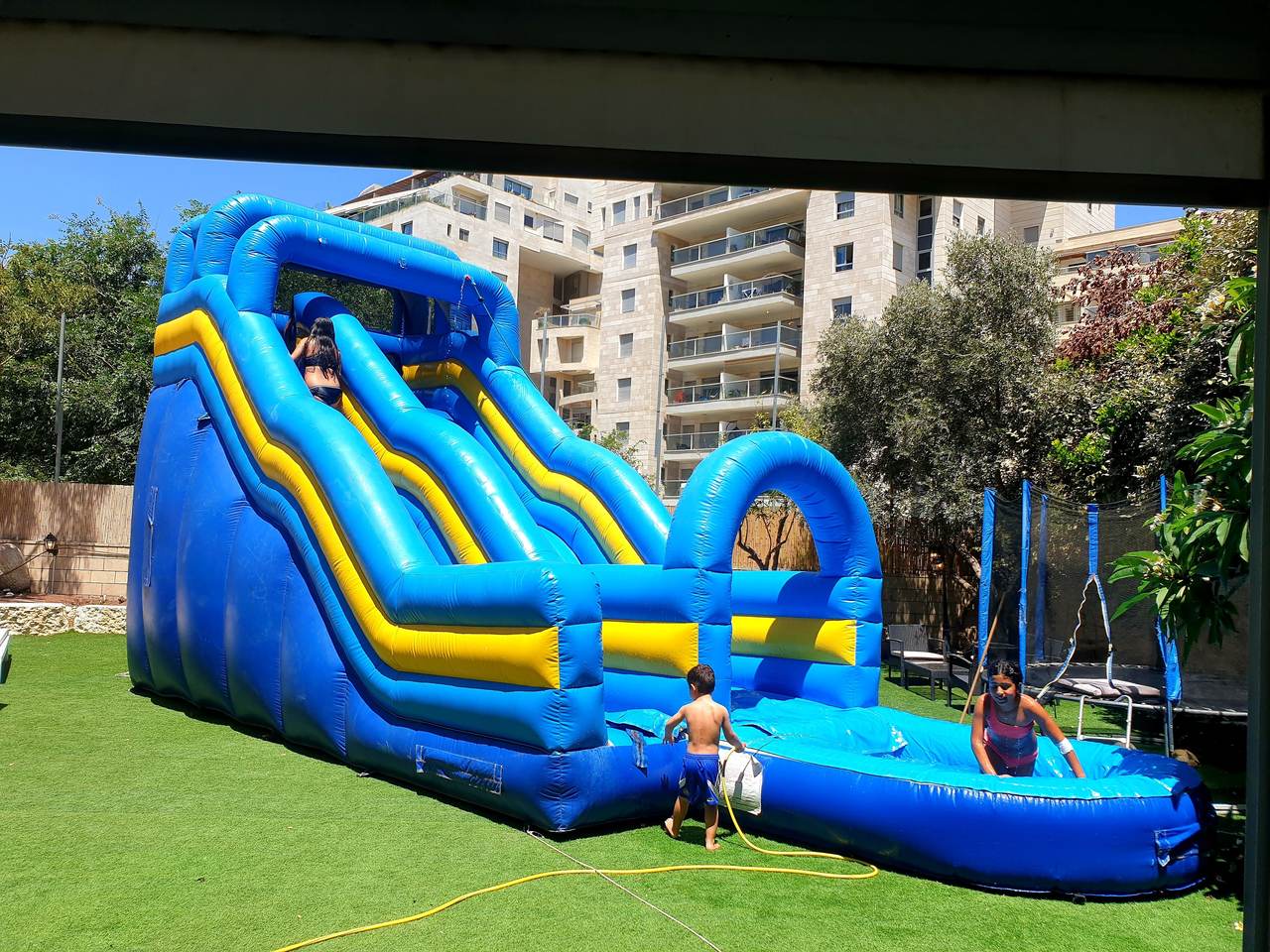 Read more about the article מגלשת מים גל כחול