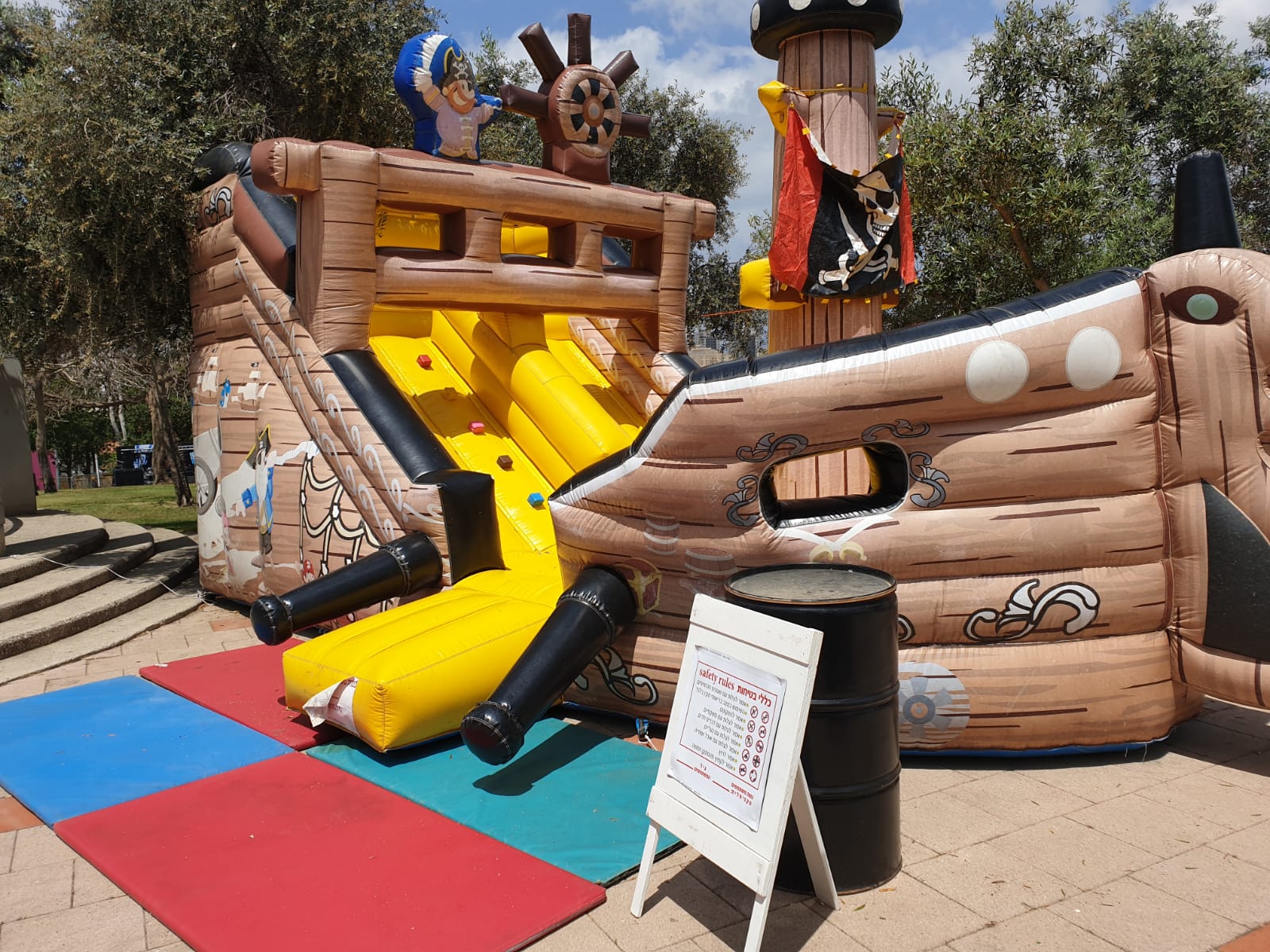 Read more about the article מתנפח ספינת פיראטים