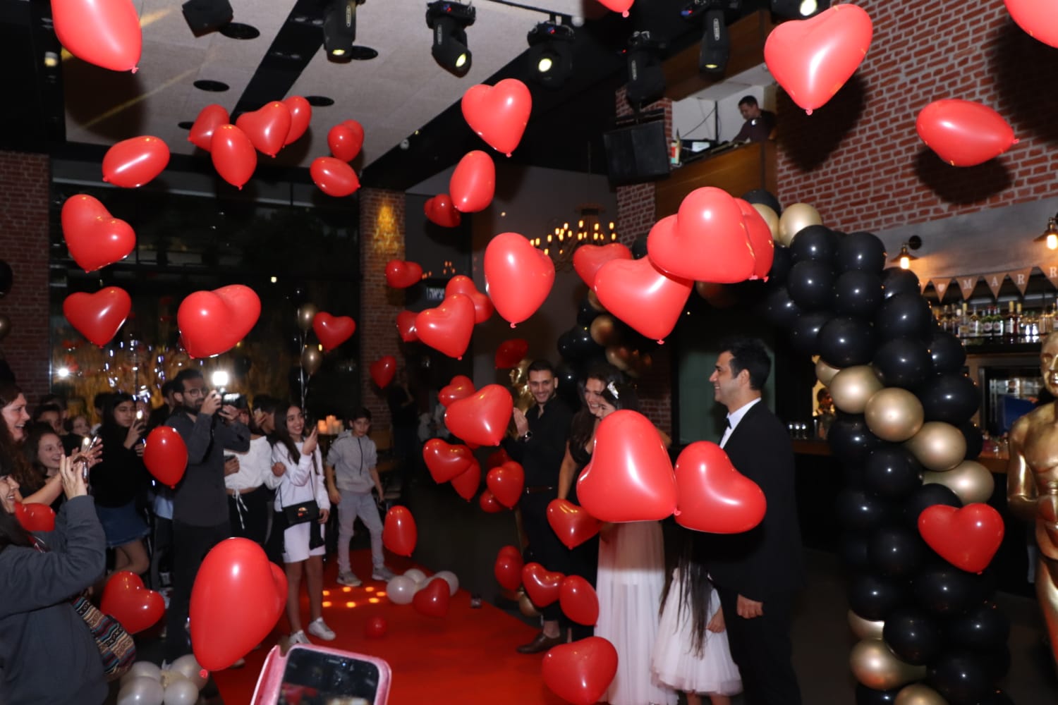 Read more about the article עיצוב אוירה בלונים